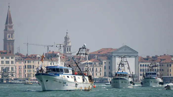 Pescherecci di Chioggia alla Giudecca per la protesta contro le regole Ue