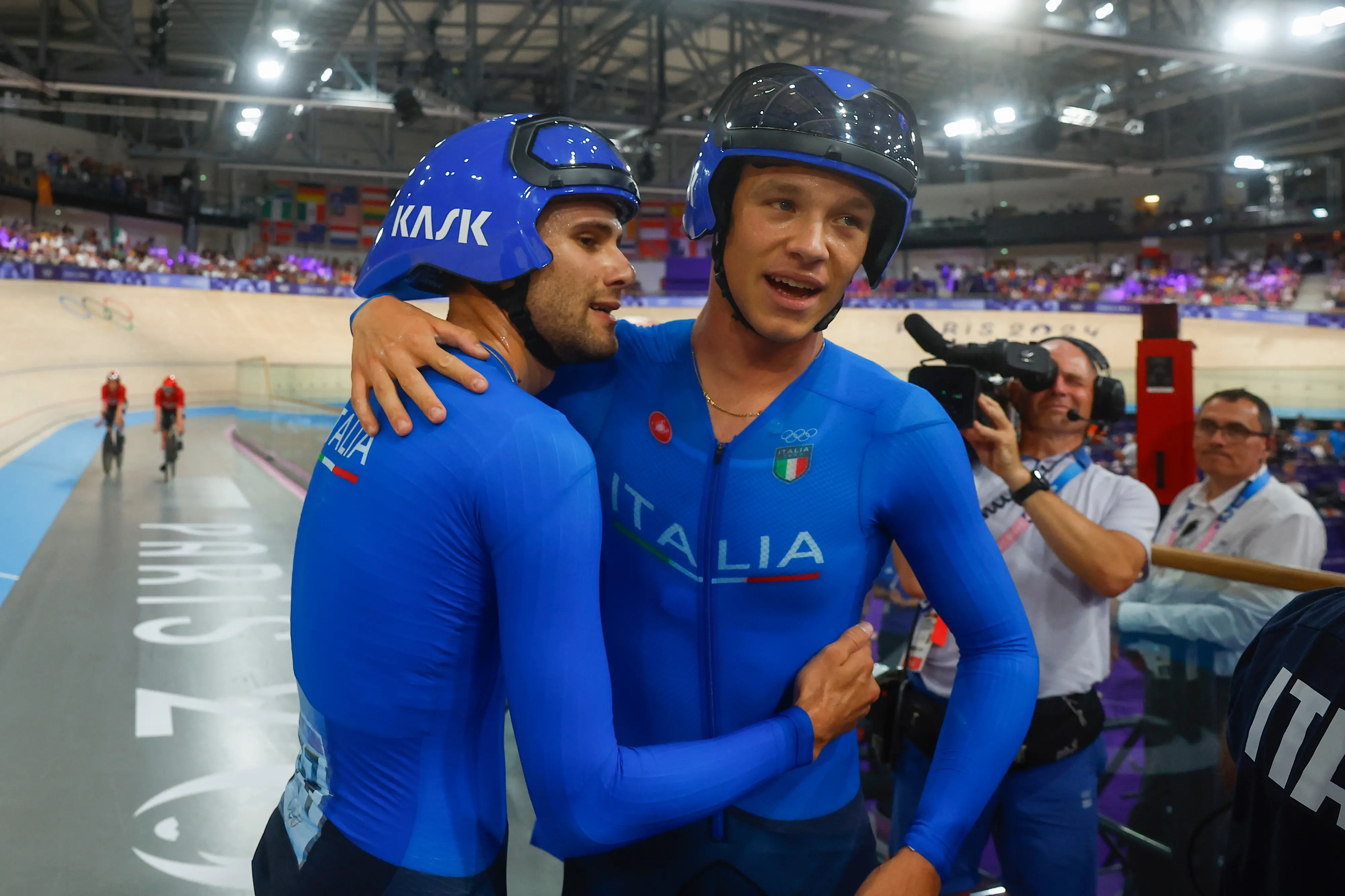 L'abbraccio tra i due fenomeni dell'inseguimento su pista: Filippo Ganna e, a destra, Jonathan Milan (foto petrussi / Bettini)