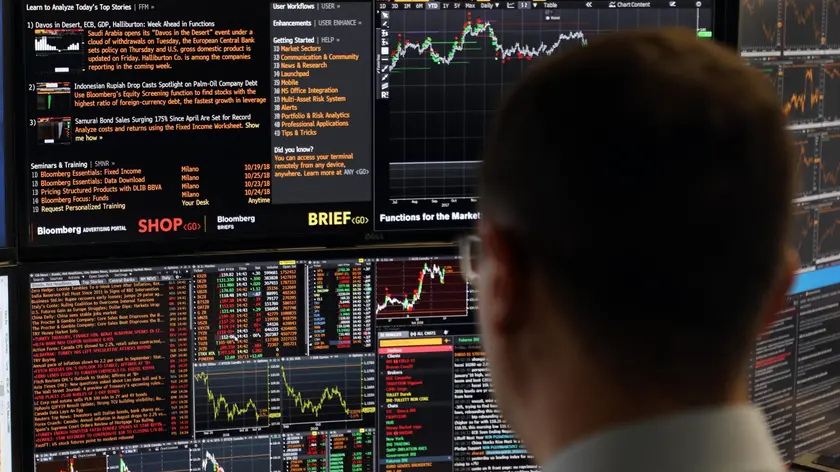 Un operatore di Borsa di una banca davanti ai monitor, Milano, 19 Ottobre 2018. ANSA / MATTEO BAZZI