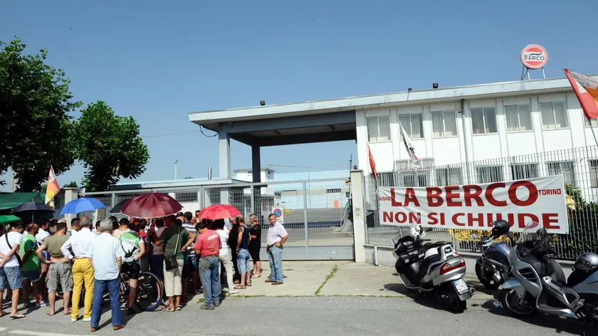 Un momento dell''assemblea sindacale degli operai FIOM davanti allo stabilimento della Berco a Busano (TO),Torino, 2 Agosto 2013 ANSA/ ANTONINO DI MARCO