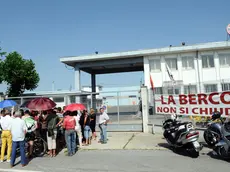 Un momento dell''assemblea sindacale degli operai FIOM davanti allo stabilimento della Berco a Busano (TO),Torino, 2 Agosto 2013 ANSA/ ANTONINO DI MARCO