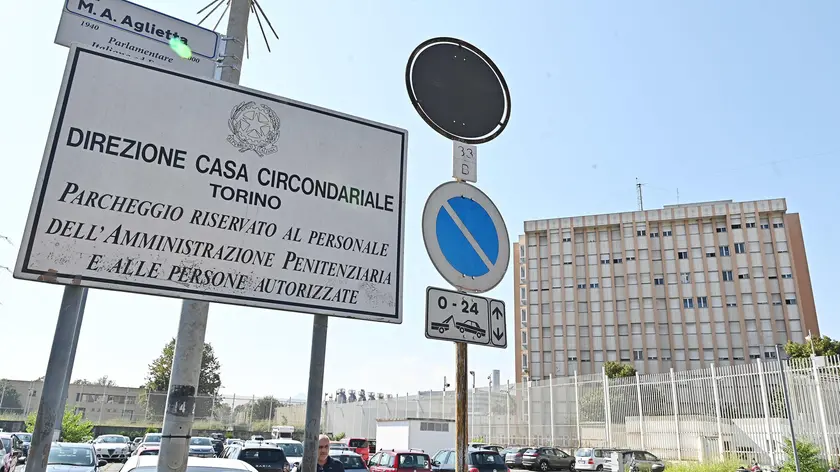 Una veduta esterna del carcere 'Lorusso e Cutugno' di Torino durante la visita del ministro della Pubblica Amministrazione Paolo Zangrillo, Torino, 29 agosto 2024. ANSA/ ALESSANDRO DI MARCO