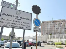 Una veduta esterna del carcere 'Lorusso e Cutugno' di Torino durante la visita del ministro della Pubblica Amministrazione Paolo Zangrillo, Torino, 29 agosto 2024. ANSA/ ALESSANDRO DI MARCO