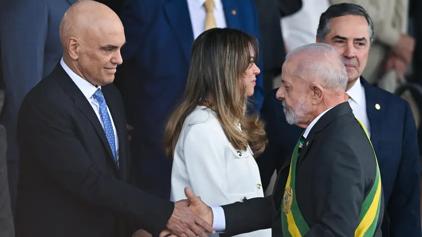 epa11591694 Brazilian President Luiz Inacio Lula da Silva (R) greets Federal Superior Court Judge Alexandre de Moraes (L), during the Independence Day military parade on the Esplanade of the Ministries in Brasilia, Brazil, 07 September 2024. Lula da Silva led the civic-military parade on the occasion of Independence Day, which is celebrated every 07 September and which this year reinforced the 'strategic importance' of the G20, a forum which Brazil is chairing this year. EPA/ANDRE BORGES