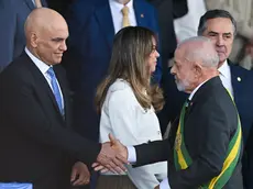 epa11591694 Brazilian President Luiz Inacio Lula da Silva (R) greets Federal Superior Court Judge Alexandre de Moraes (L), during the Independence Day military parade on the Esplanade of the Ministries in Brasilia, Brazil, 07 September 2024. Lula da Silva led the civic-military parade on the occasion of Independence Day, which is celebrated every 07 September and which this year reinforced the 'strategic importance' of the G20, a forum which Brazil is chairing this year. EPA/ANDRE BORGES