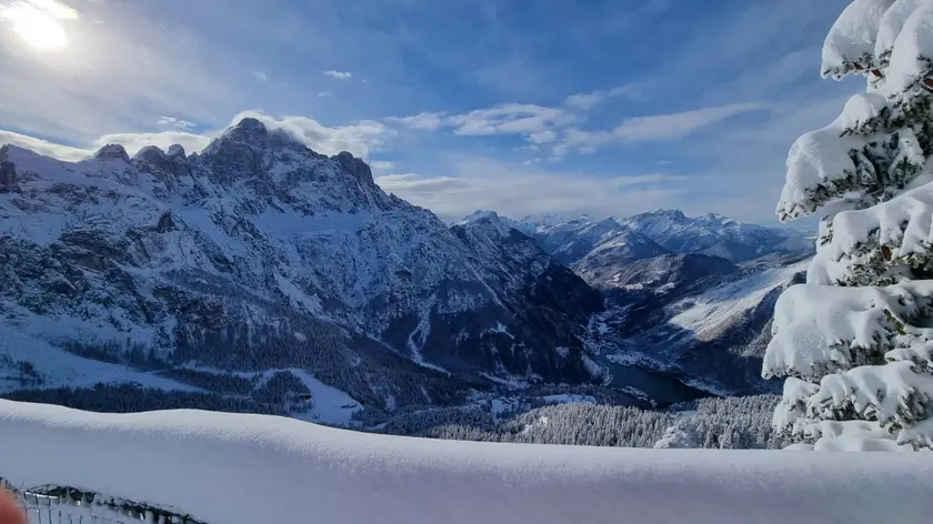 Il lago di Alleghe e il monte Civetta imbiancati dalla copiosa nevicata della scorsa notte visti del Ristoro Belvedere di Cima Fertazza, nel comune di Selva di Cadore, sulle Dolomiti bellunesi, 29 novembre 2021. ANSA/MICHELA TORRE