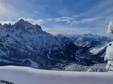 Il lago di Alleghe e il monte Civetta imbiancati dalla copiosa nevicata della scorsa notte visti del Ristoro Belvedere di Cima Fertazza, nel comune di Selva di Cadore, sulle Dolomiti bellunesi, 29 novembre 2021. ANSA/MICHELA TORRE