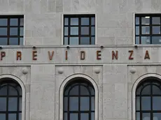 Veduta esterna della sede Inps in piazza della Vittoria a Genova, in una foto d'archivio del primo marzo 2023. ANSA/LUCA ZENNARO (pensioni, previdenza, generiche, simbolica)