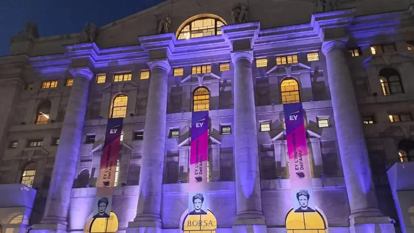 L'esterno di Palazzo Mezzanotte sede della Borsa Italiana dove si svolgerà l'evento EY 'l'imprenditore dell'anno', Milano, 29 Novembre 2023. ANSA/MASSIMO LAPENDA