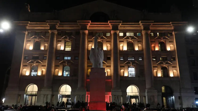 An external view of Mezzanotte Palace, headquarter of Borsa Italiana, after the Versace's fashion parade during the Milan Fashion Week, in Milan, Italy, 22 February 2019. The Fall-Winter 2019/20 Women's collections are presented at the Milano Moda Donna from 20 to 25 February 2019. ANSA/MATTEO BAZZI