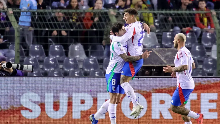 epa11721514 Sandro Tonali of Italy (L) celebrates with his teammates after scoring the 0-1 goal during the UEFA Nations League soccer match between Belgium and Italy in Brussels, Belgium, 14 November 2024. EPA/OLIVIER MATTHYS