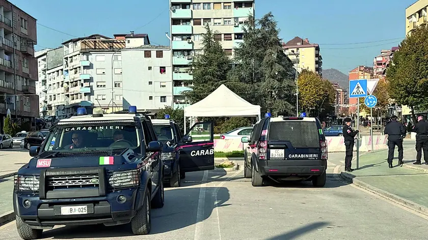 Mitrovica nord è la roccaforte serba che il fiume Ibar separa dalla parte meridionale albanese. Nella zona nord sono sempre di più i negozi di proprietà albanese, dalle filiali delle Poste, dopo la chiusura forzata di quelle serbe, ai discount dove si vende tutto a un euro. Intanto il ponte della discordia è ancora chiuso al traffico ed è protetto dalle camionette dei Carabinieri italiani