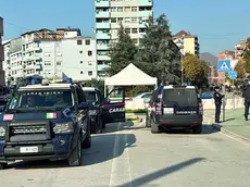 Mitrovica nord è la roccaforte serba che il fiume Ibar separa dalla parte meridionale albanese. Nella zona nord sono sempre di più i negozi di proprietà albanese, dalle filiali delle Poste, dopo la chiusura forzata di quelle serbe, ai discount dove si vende tutto a un euro. Intanto il ponte della discordia è ancora chiuso al traffico ed è protetto dalle camionette dei Carabinieri italiani