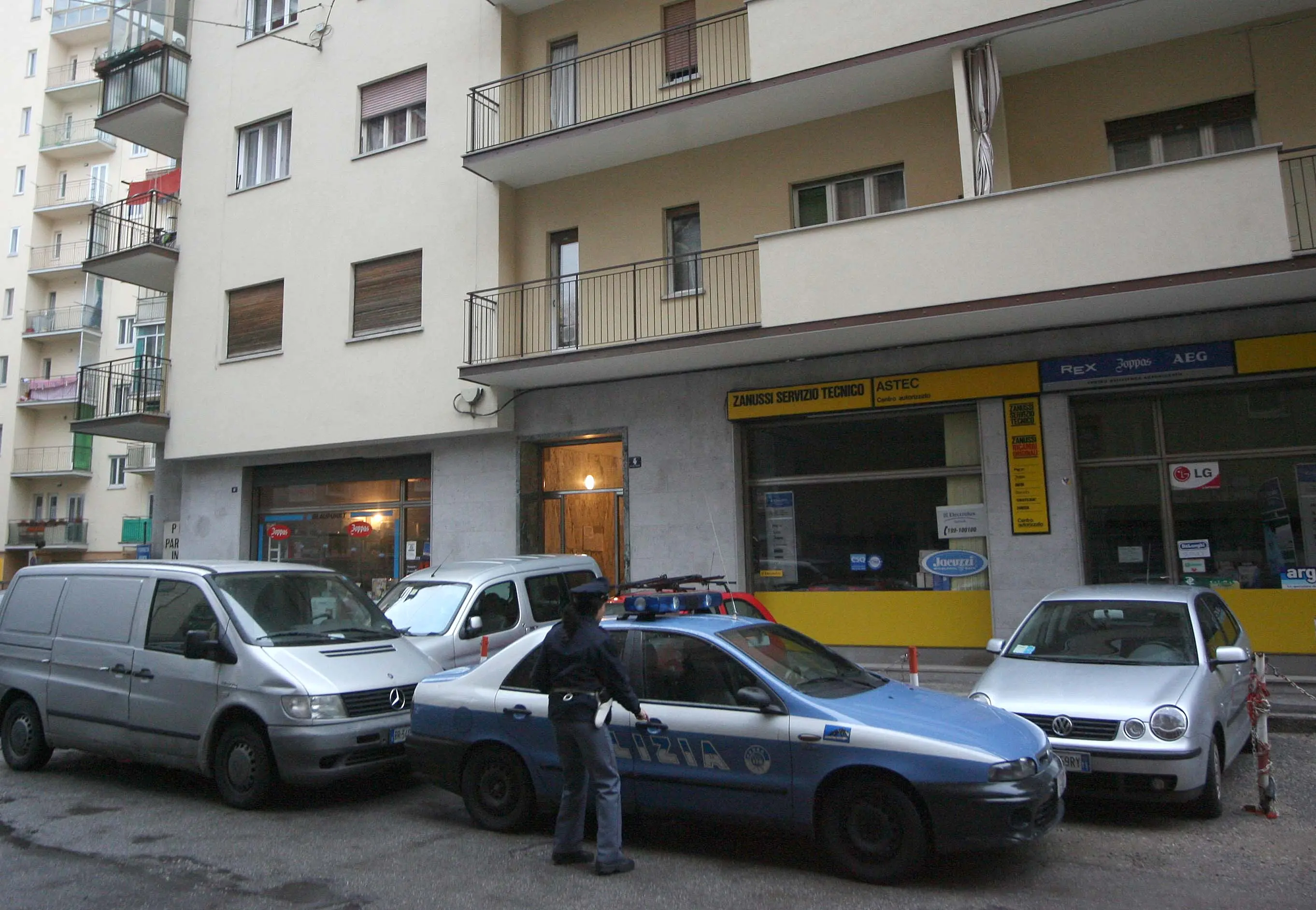 La polizia davanti all'abitazione di via Pecenco (Lasorte)