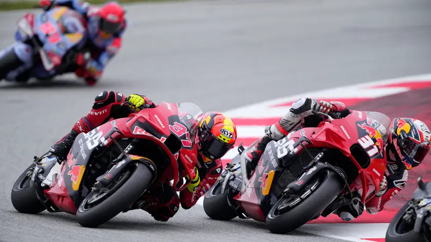 epa11722587 Spanish MotoGP riders Augusto Fernandez (L) and Pedro Acosta (R) in action during a free practice session for the Motorcycling Solidarity Grand Prix of Barcelona, in Barcelona, Spain, 15 November 2024. The Motorcycling Solidarity Grand Prix of Barcelona is held at the Circuit de Barcelona-Catalunya racetrack on 17 November 2024 replacing the Grand Prix of Valencia season ender. EPA/Alejandro Garcia