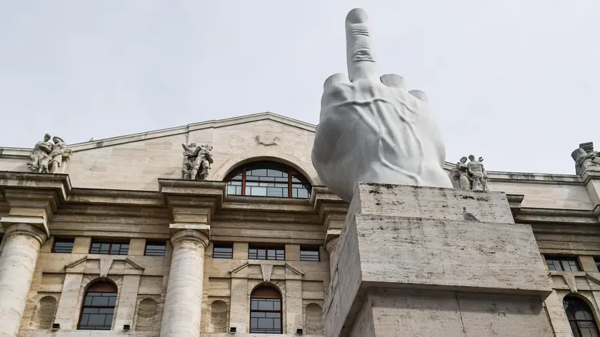 Una veduta di piazza Degli Affari, sede della Borsa Italiana, in occasione dell'incontro annuale con il mercato finanziario organizzato da CONSOB, Commissione Nazionale per le Societa’ e la Borsa, Milano, 22 giugno 2022. ANSA / MATTEO BAZZI