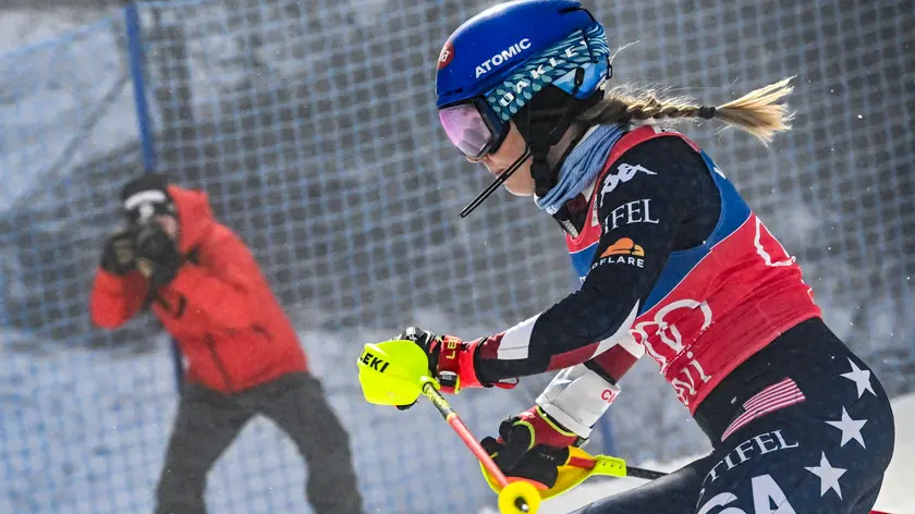 epaselect epa11723980 Mikaela Shiffrin of USA in action during the first round of the Women's Slalom race at the FIS Alpine Skiing World Cup, in Levi, Finland, 16 November 2024. The slalom race takes place on 16 and 17 November 2024. EPA/KIMMO BRANDT