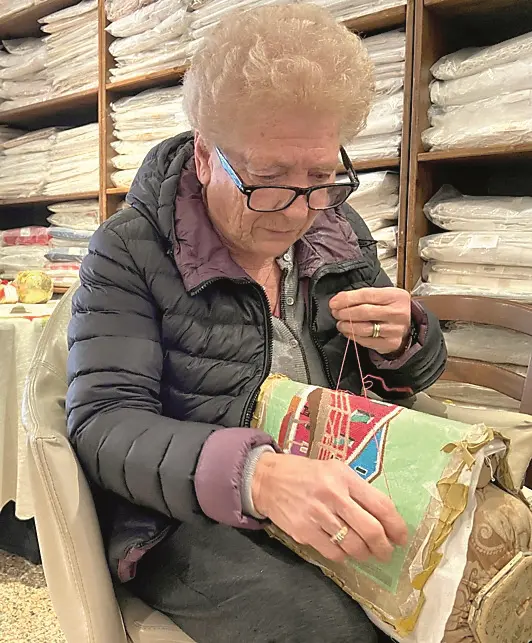 Antonia Costantini, 78 anni, al lavoro con il suo cuscino