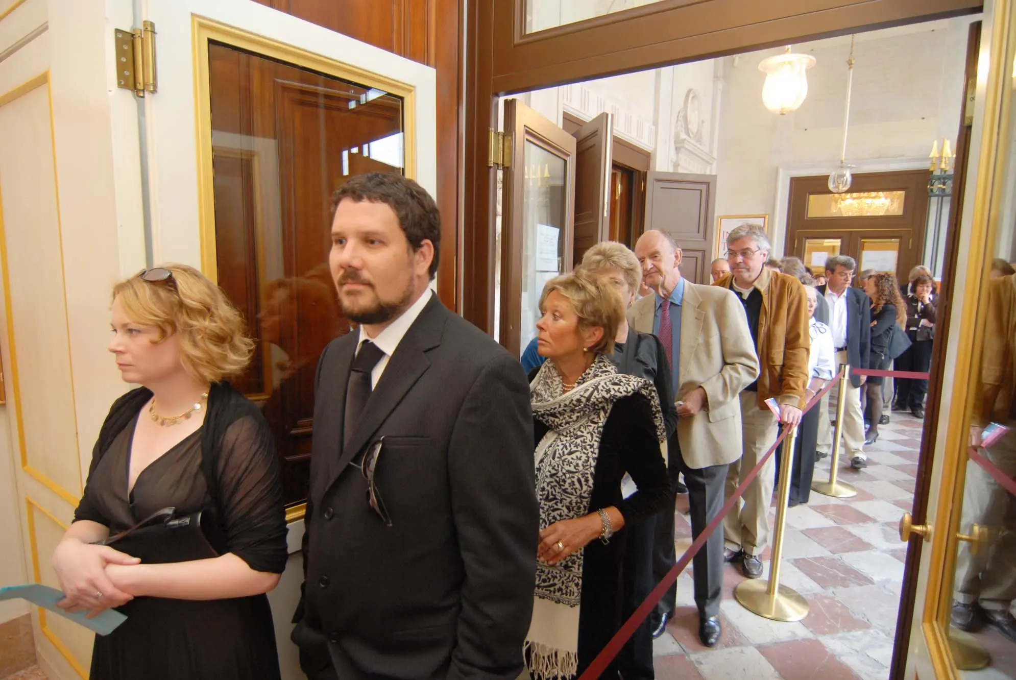 Spettatori in fila per il rimborso del biglietto