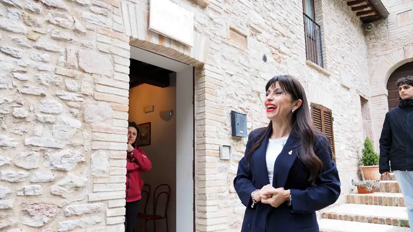 Stefania Proietti, la candidata presidente in Umbria per il centrosinistra, vota ad Assisi con la Costituzione in mano, 17 novembre 2024. ANSA/ RICCARDO GASPERINI