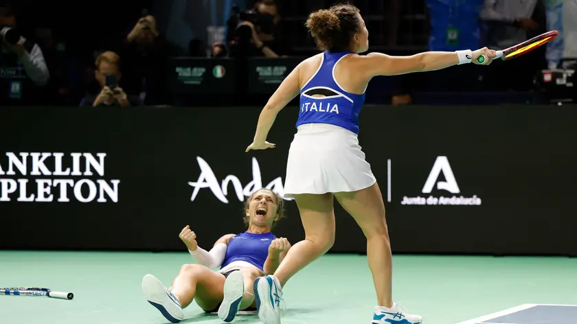 epa11728284 Italian tennis players Jasmine Paolini (R) and Sara Errani (L) celebrate their victory during the Doubles match against Katarzyna Kawa and Iga Swiatek of Poland during the Billie Jean King Cup semi-finals matches between Poland and Italy, in Seville, Spain, 18 November 2024. EPA/JORGE ZAPATA