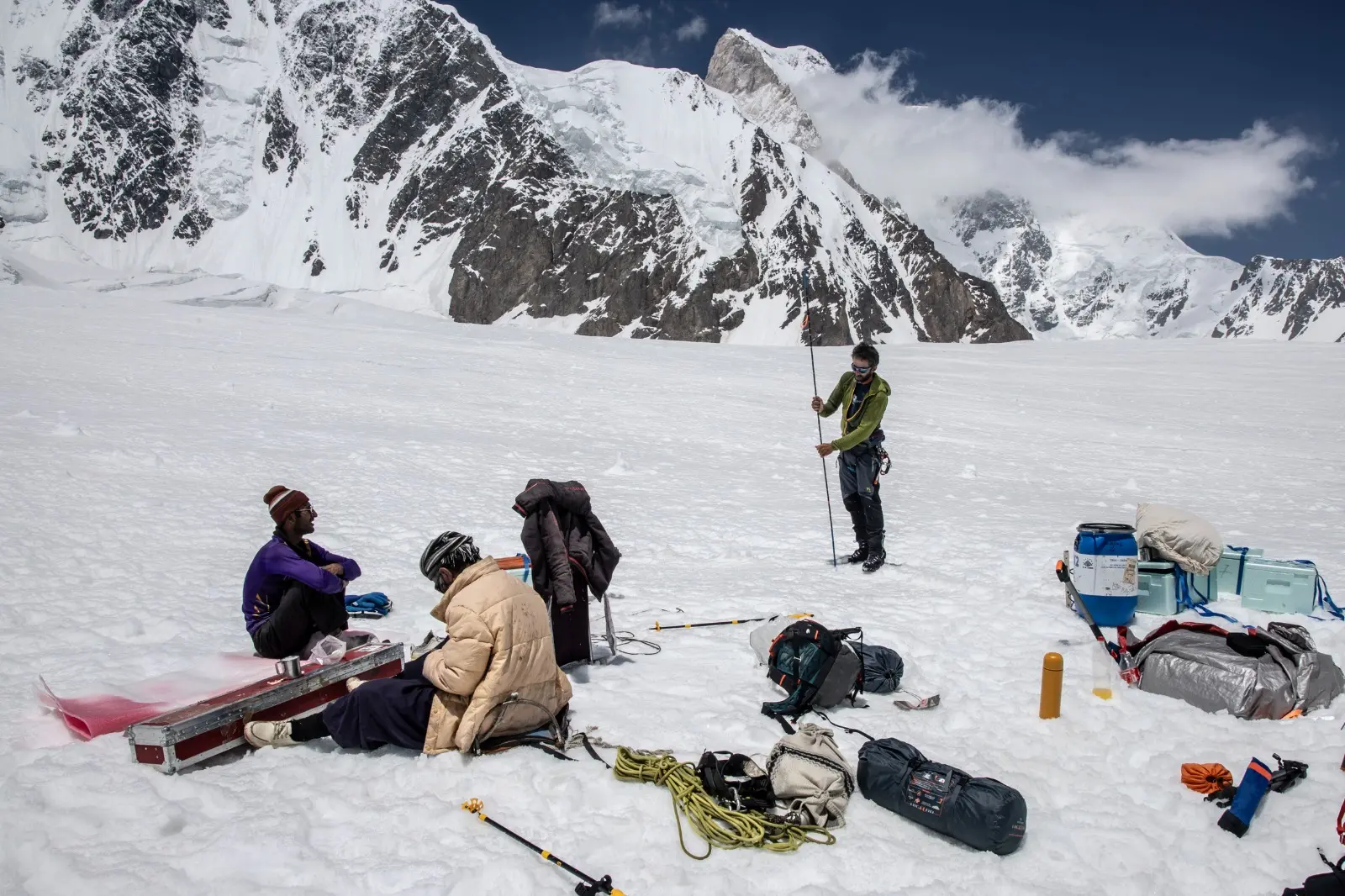 Gli alpinisti montano il campo base sul K2