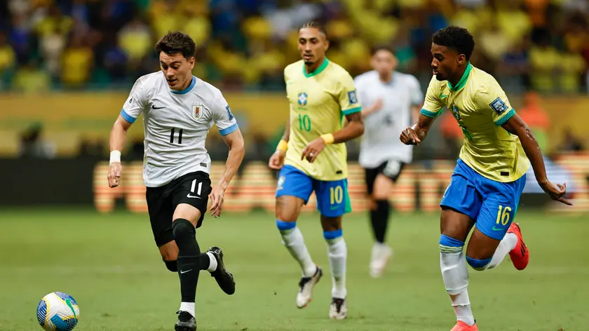 epa11730149 Abner (R) of Brazil vies for the ball with Facundo Pellistri of Uruguay during a South American qualifying match for the 2026 World Cup between Brazil and Uruguay in Salvador, Brazil, 19 November 2024. EPA/ISAAC FONTANA
