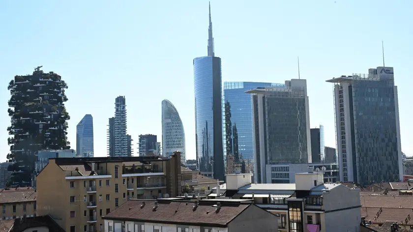 La vista dello skyline dell'area di piazza Giae Aulenti da terrazzo in zona Isola, Milano, 26 settembre 2023. ANSA/DANIEL DAL ZENNARO