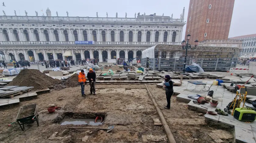 Gli scavi archeologici nell'area Marciana a Venezia (foto Matteo Tagliapietra/Interpress)