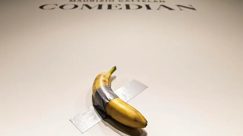 epa11682861 Italian artist Maurizio Cattelan's 'Comedian,' a conceptual art piece of a real banana attached to a wall with duct tape, on display during a press preview for an upcoming auction of the work at Sotheby's auction house in New York, New York, USA, 25 October 2024. The piece is estimated to sell for 1 million - 1.5 million USD (925,000 - 1.4 million EUR) during an auction in November. EPA/JUSTIN LANE