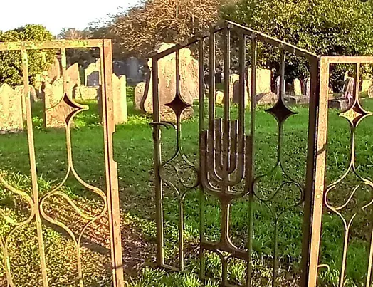 Il cancello d’ingresso del cimitero ebraico di Valdirose