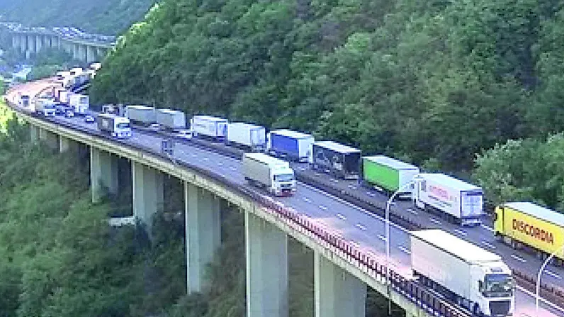 Una coda di tir lunga ottanta chilometri si ? formata questa mattina sull'autostrada del Brennero in direzione valico, dopo il divieto di circolazione ieri in Austria per la festivit? dell'ascensione di Christo. Il traffico pesante a tratti comunque ? solo rallentato, mentre quello leggero viaggia senza grossi problemi sulla corsia di sorpasso. ANSA/Webcam A22 ANSA PROVIDES ACCESS TO THIS HANDOUT PHOTO TO BE USED SOLELY TO ILLUSTRATE NEWS REPORTING OR COMMENTARY ON THE FACTS OR EVENTS DEPICTED IN THIS IMAGE; NO ARCHIVING; NO LICENSING NPK