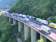 Una coda di tir lunga ottanta chilometri si ? formata questa mattina sull'autostrada del Brennero in direzione valico, dopo il divieto di circolazione ieri in Austria per la festivit? dell'ascensione di Christo. Il traffico pesante a tratti comunque ? solo rallentato, mentre quello leggero viaggia senza grossi problemi sulla corsia di sorpasso. ANSA/Webcam A22 ANSA PROVIDES ACCESS TO THIS HANDOUT PHOTO TO BE USED SOLELY TO ILLUSTRATE NEWS REPORTING OR COMMENTARY ON THE FACTS OR EVENTS DEPICTED IN THIS IMAGE; NO ARCHIVING; NO LICENSING NPK