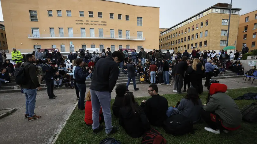 Il sit-in degli studenti universitari contro la guerra in Palestina, presso l'università La Sapienza, Roma, 18 aprile 2024. ANSA/MASSIMO PERCOSSI