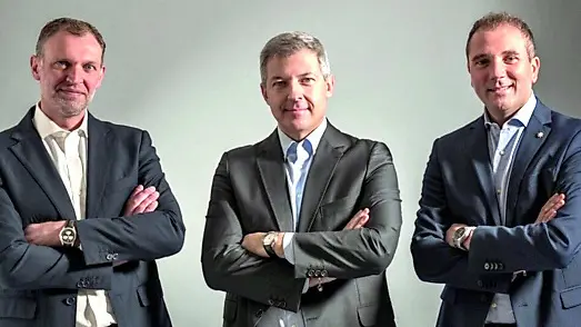 Da sinistra, l’Ad Damiano Ghini e i direttori delle divisioni housekeeping, Alessandro Maule, e lavanderie industriali, Marco Pertan