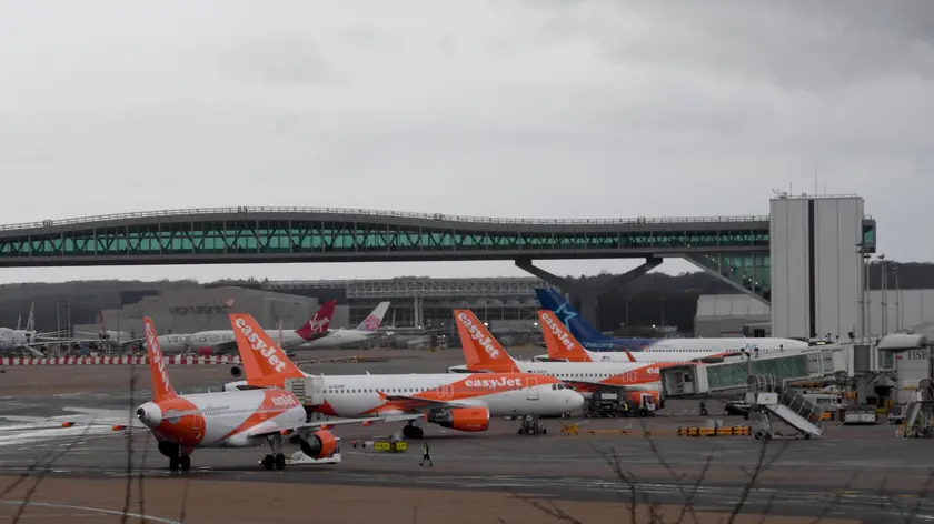 epa07243265 Planes are parked on a tarmac of the Gatwick airport in Sussex, southeast, England, 21 December 2018. Britain's second busiest airport Gatwick was shut down by authorities after sightings of drones flying but has since then reopened. EPA/FACUNDO ARRIZABALAGA