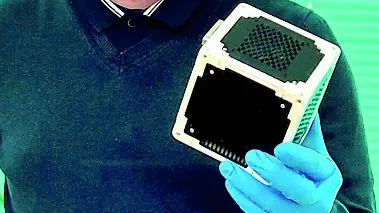 Un prototipo di microsatellite in plastica