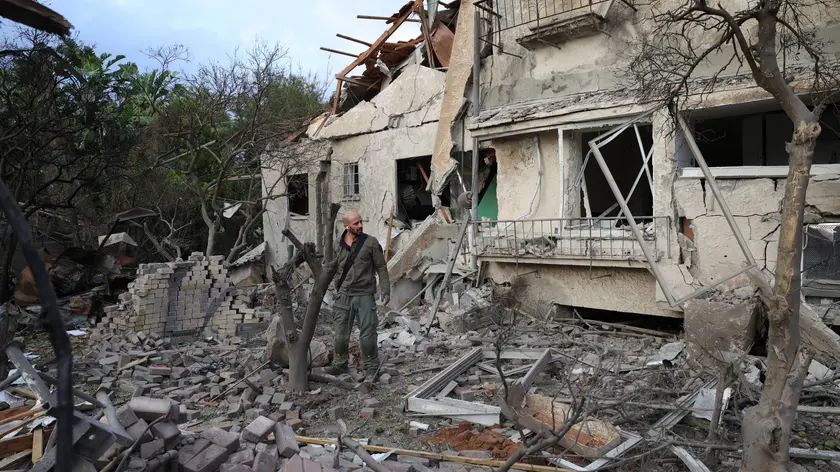 epa11738341 Israeli security forces inspect the scene where a rocket fired from Lebanon hit a house in Moshav Rinatya, outside Petah Tikva, Israel, 24 November 2024, amid cross-border hostilities between Hezbollah and Israel. Israel's military stated on 24 November that around 10 projectiles were fired from Lebanon towards central Israel, the majority of which were intercepted. Around 160 rockets were fired from Lebanon into Israel on 24 November, the army added. EPA/ABIR SULTAN