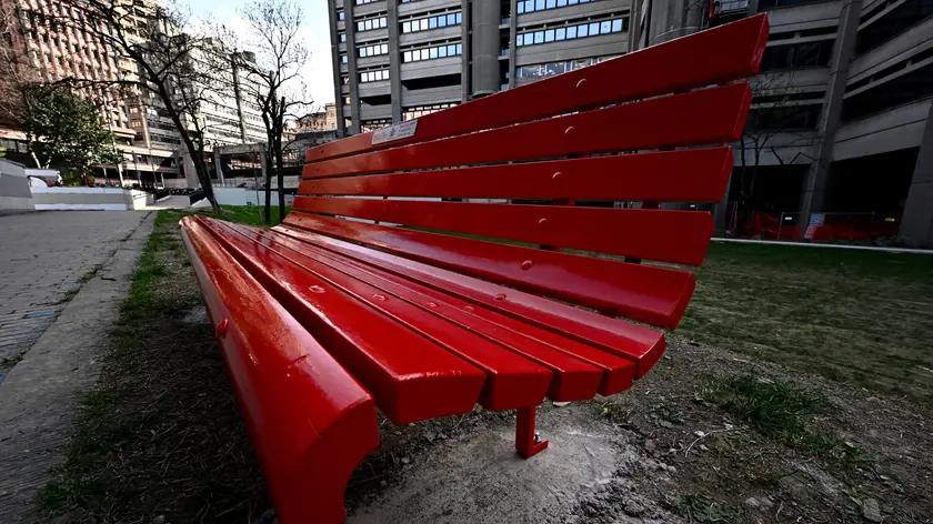 In occasione della Giornata internazionale della Donna è stata installata oggi nei giardini Baltimora, nel Municipio I Centro Est, una panchina rossa. Sulla panchina installata è riportato il numero telefonico antiviolenza e stalking 1522 e la dedica per le donne iraniane. Genova, 08 marzo 2023