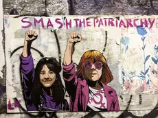 A due giorni dalla Giornata internazionale per l'eliminazione della violenza contro le donne, a Milano è apparsa una nuova opera della street artist Laika dal titolo 'Smash the patriarchy'. L'immagine raffigura Giulia Cecchettin e Gisele Pelicot