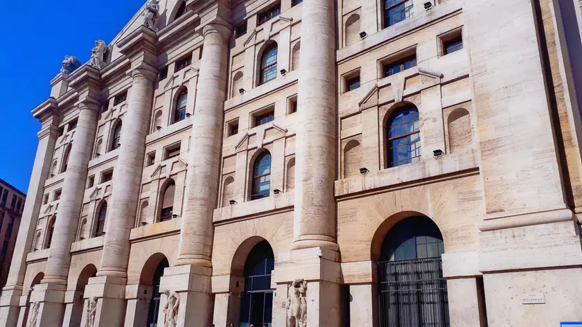 Il Palazzo Mezzanotte sede della Borsa Italiana a Milano in un'immagine d'archivio, 26 settembre 2018. ANSA/ Massimo Lapenda