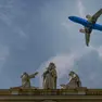 Un aereo ITA in manovre di atterraggio all'aeroporto Capodichino di Napoli sorvola la basilica dell'Incoronata Madre del Buon Consiglio a Capodimonte , 3 luglio 2024. ANSA / Ciro Fusco ---- An ITA plane landing at Capodichino airport in Naples flies over the basilica of the Incoronata Madre del Buon Consiglio in Capodimonte, 3 July 2024. ANSA / Ciro Fusco