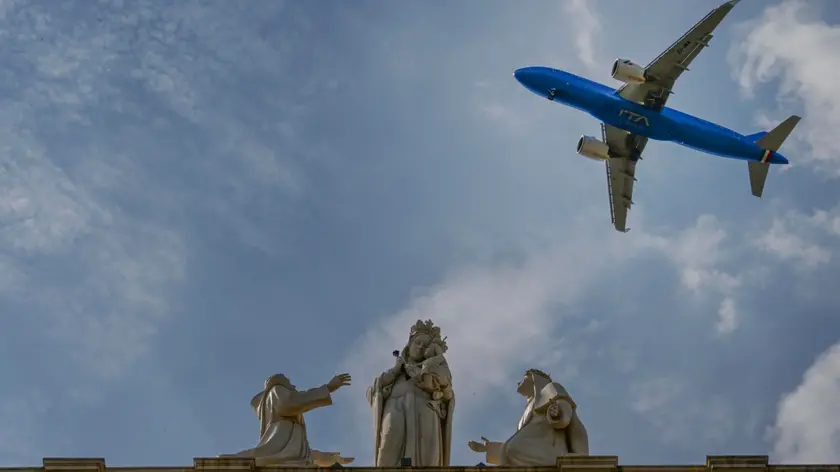 Un aereo ITA in manovre di atterraggio all'aeroporto Capodichino di Napoli sorvola la basilica dell'Incoronata Madre del Buon Consiglio a Capodimonte , 3 luglio 2024. ANSA / Ciro Fusco ---- An ITA plane landing at Capodichino airport in Naples flies over the basilica of the Incoronata Madre del Buon Consiglio in Capodimonte, 3 July 2024. ANSA / Ciro Fusco