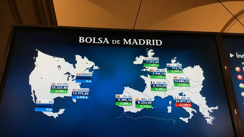 epa09783543 A screen displays a map with several European and American indexes shortly after the opening of the trading day at Madrid's Stock Exchange Market, Spain, 25 February 2022. The index IBEX 35 rose by 0.53 percent at the opening of the trading session to reach 8,242.40 points amid Russian-Ukraininan conflict. EPA/Vega Alonso del Val