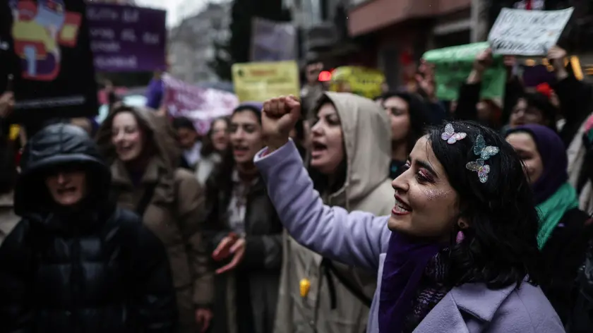 epa11207464 Protesters shout slogans during a rally on the occasion of the International Women's Day in Istanbul, Turkey, 08 March 2024. International Women's Day (IWD) is observed annually on 08 March worldwide to highlight women's rights, as well as issues such as violence and abuse against women. EPA/ERDEM SAHIN