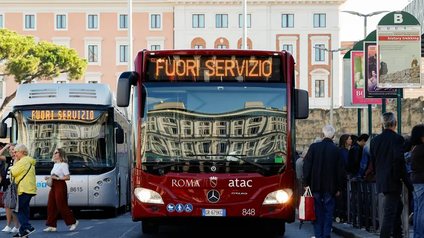 Autobus ATAC nel piazzale della Stazione Termini durante lo sciopero dei trasporti pubblici, Roma 20 settembre 2024. ANSA/FABIO FRUSTACI