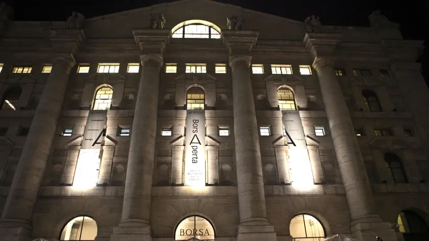 Palazzo Mezzanotte, in piazza Affari, sede della Borsa Italiana , a Milano, aperta al pubblico nell?ambito dell?iniziativa BorsAperta, 18 novembre 2011. L'apertura dello storico edificio è avvenuta in occasione dell?intervento di ristrutturazione. Due i punti salienti del progetto: la trasformazione degli uffici in open space e il riallestimento dell?area ristoro in quella che era la sede dell?originaria Taverna Ferrari, dove si possono vedere le preziose maioliche disegnate da Giò Ponti e camminare sul pavimento trasparente sospeso sui resti di un anfiteatro romano. Nuovi arredi, un?illuminazione attenta ai consumi e elementi in grado di intrappolare i suoni coesistono ora con gli elementi originali: dal pavimento in parquet e marmo agli infissi storici, oltre ad importanti pezzi d?arredo e lampadari disegnati negli anni ?30 dall?architetto Mezzanotte. ANSA/STEFANO PORTA /