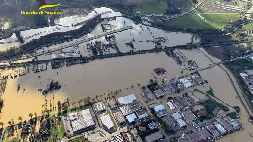 Maltempo in Toscana,alcune abitazioniNel Fiorentino gli allagamenti registrati nella zona di Certaldo, Petrazzi e Castefliorentino sono stati causati dalla tracimazione in più punti del fiume Elsa. Una settantina le persone evacuate secondo quanto appreso in serata, con interventi effettuati dal nucleo sommozzatori dei vigili del fuoco. Secondo quanto spiegato dalla sindaca di Catselfiorentino Francesca Giannì, sul territorio "in 15 ore sono piovuti circa 70 mm di pioggia per effetto degli oltre 130 mm di pioggia nel Senese". Il governato re Eugenio Giani in serata ha poi precisato che l'Elsa a Castelfiorentino è al primo livello. ANSA/GUARDIA DI FINANZA ANSA PROVIDES ACCESS TO THIS HANDOUT PHOTO TO BE USED SOLELY TO ILLUSTRATE NEWS REPORTING OR COMMENTARY ON THE FACTS OR EVENTS DEPICTED IN THIS IMAGE; NO ARCHIVING; NO LICENSING