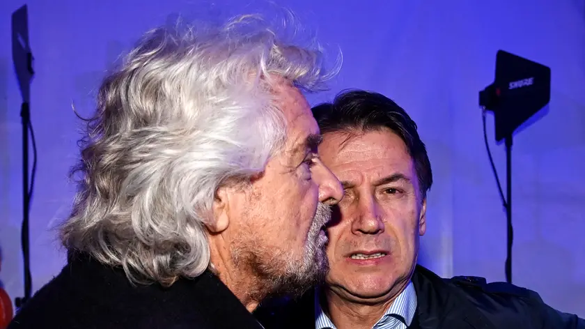 Il fondatore del M5S, Beppe Grillo, con il presidente del movimento Giuseppe Conte all'evento sull'intelligenza artificiale organizzato dal M5S a Roma, 18 novembre 2023. ANSA/RICCARDO ANTIMIANI