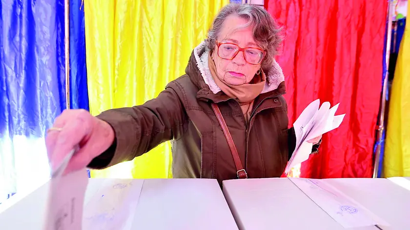 Un’elettrice alle urne durante le operazioni di voto per le presidenziali in Romania